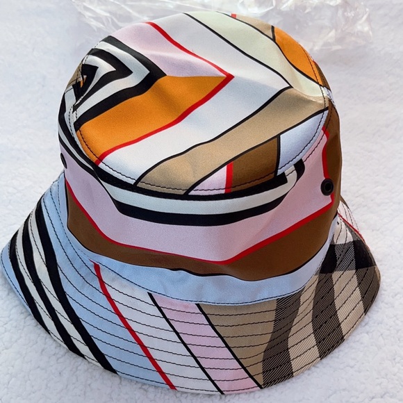 Authentic Burberry Montage print Silk  Bucket Hat - Picture 6 of 16